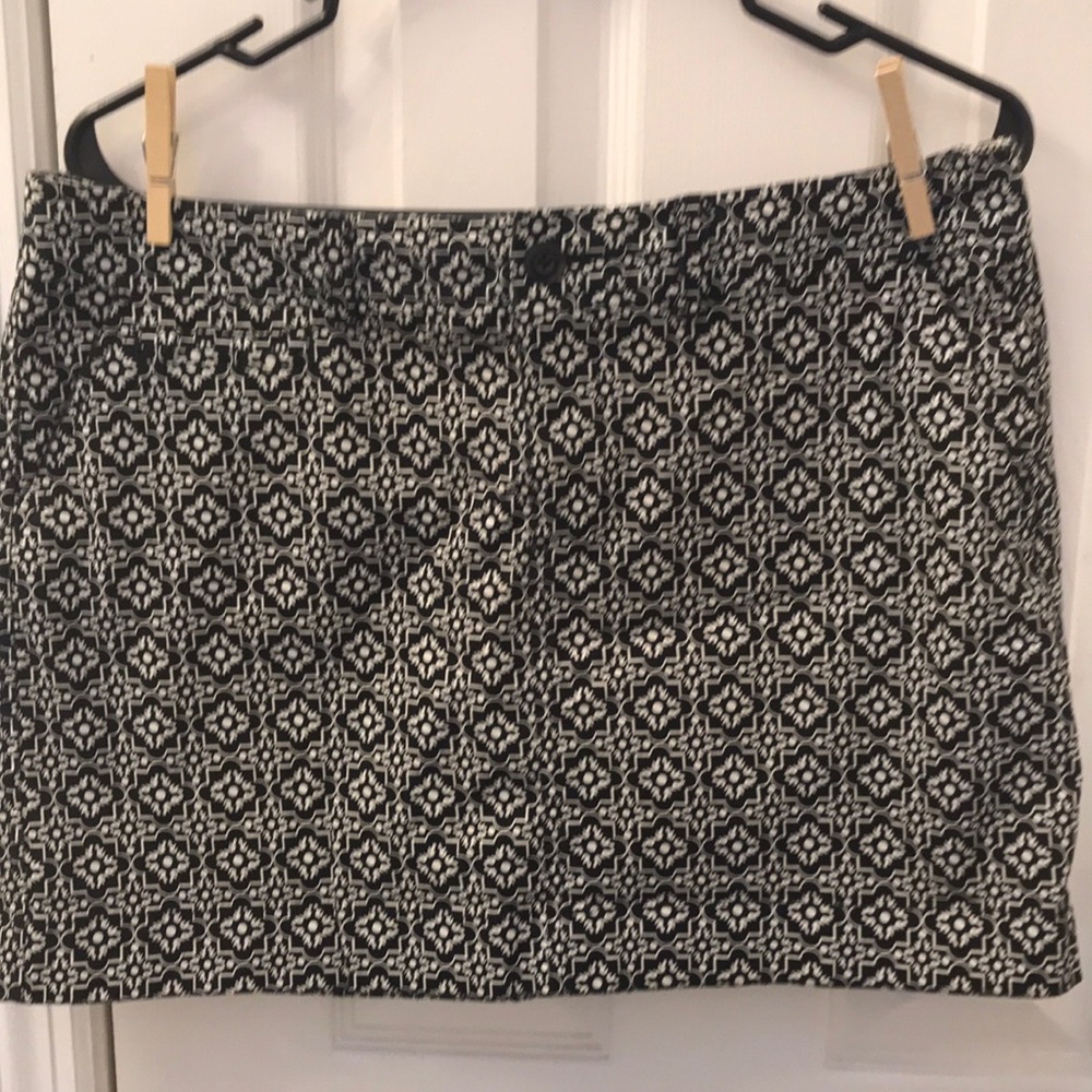 Super cute black and white patterned skirt with pockets